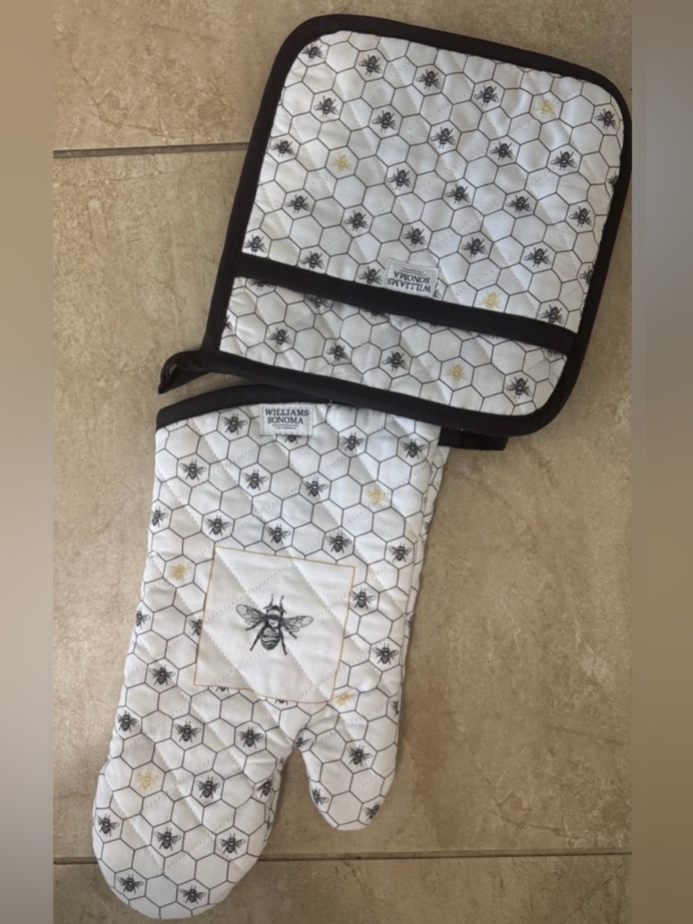 Williams Sonoma Honeycomb Oven Mitt & Potholder Set - Picture 7 of 9